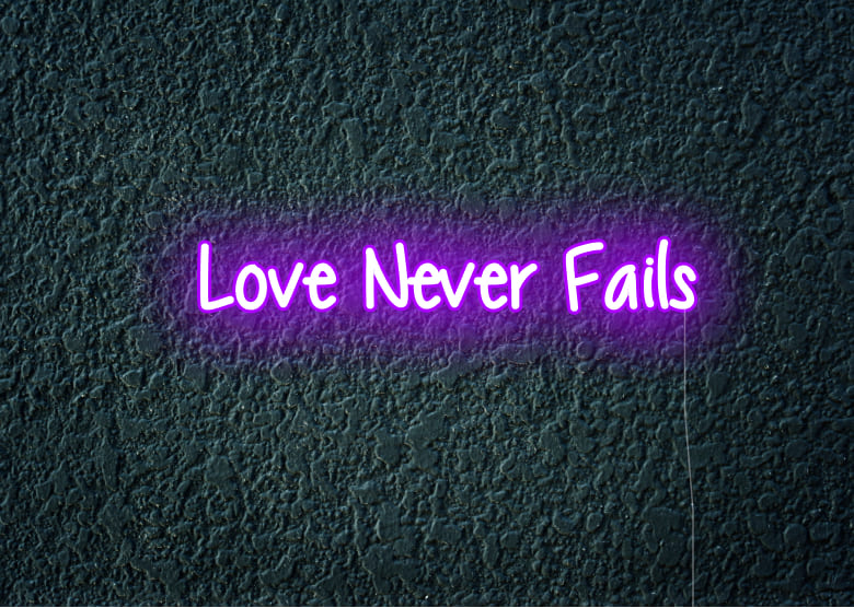Love never fails - Neon Signs